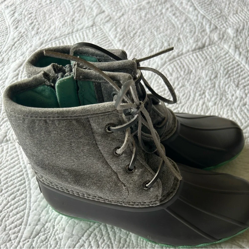 Sperry Saltwater Boot Y3 (W5). Grey fabric/grey rubber base w/green. Great shape